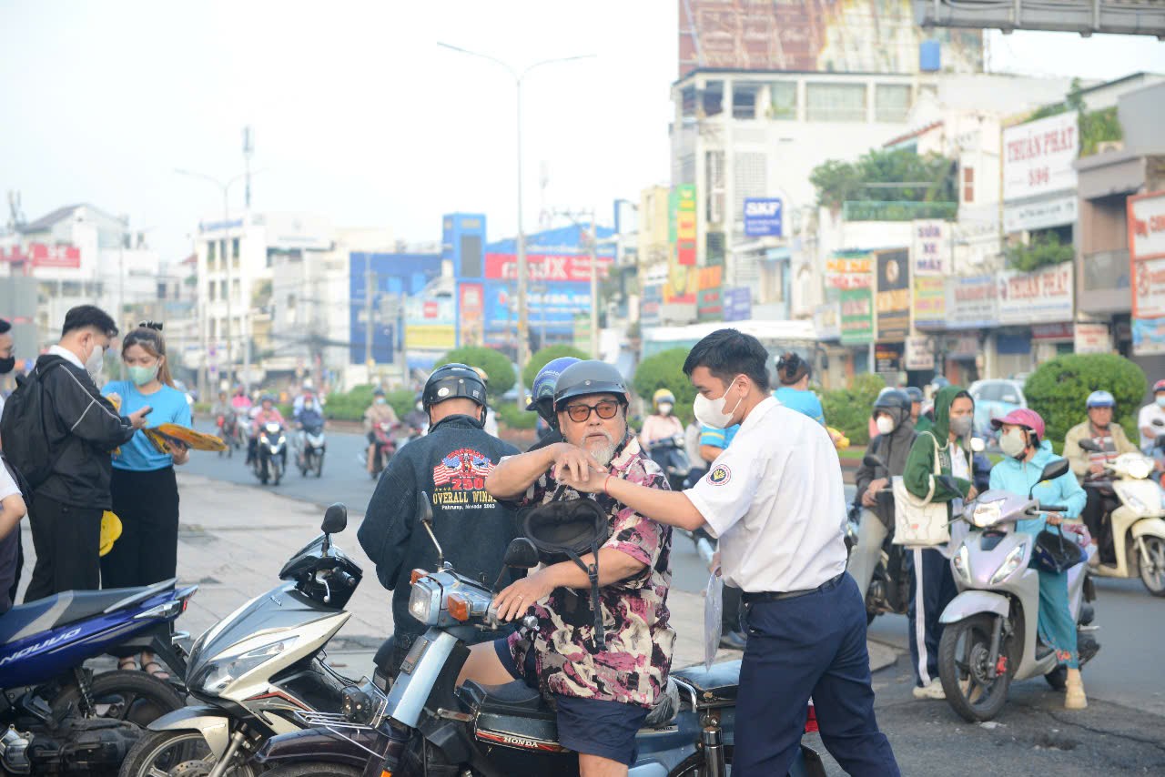 Phụ huynh đưa thí sinh đến điểm thi. Phụ huynh đưa thí sinh đến điểm thi.