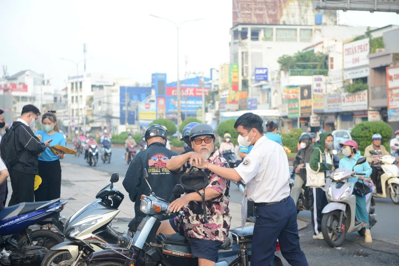 Phụ huynh đưa thí sinh đến điểm thi.