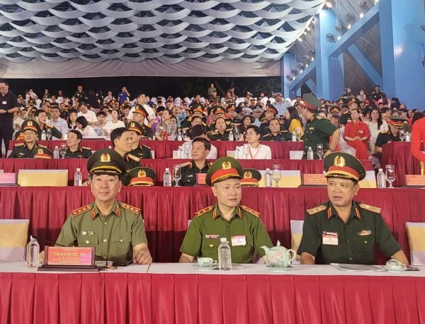 Thứ trưởng Trần Quốc Tỏ cùng các các đồng chí lãnh đạo dự buổi sơ duyệt chương trình diễn binh, diễu hành.