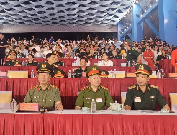 Thứ trưởng Trần Quốc Tỏ cùng các các đồng chí lãnh đạo dự buổi sơ duyệt chương trình diễn binh, diễu hành.