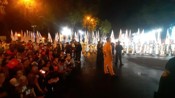 Người dân vẫn kiên trì ngồi đợi đến giờ xem diễu binh.