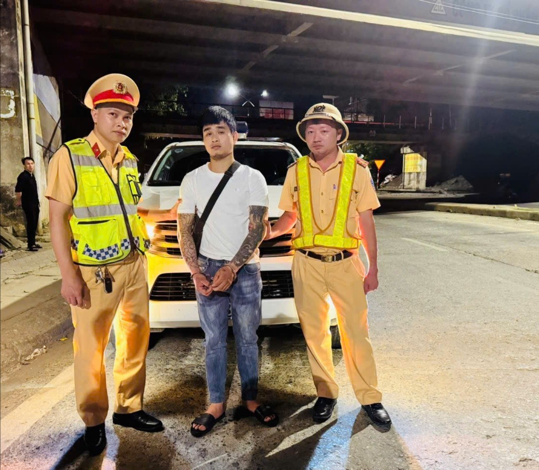 Lực lượng cảnh sát giao thông (Công an tỉnh) bắt giữ đối tượng cùng tang vật. anh-1-luc-luong-canh-sat-thong-cong-an-tinh-bat-giu-doi-tuong-cung-tang-vat-5866.jpg