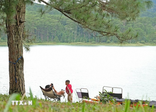 Touristen entspannen am Tuyen-Lam-See in Da Lat. (Foto: Nguyen Dung/VNA) Du khách thư giãn bên hồ Tuyền Lâm ở Đà Lạt. (Ảnh: Nguyễn Dũng/TTXVN)