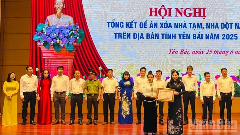 Lãnh đạo Ủy ban nhân dân tỉnh Yên Bái trao bằng khen cho các cá nhân. (Ảnh: THANH SƠN)