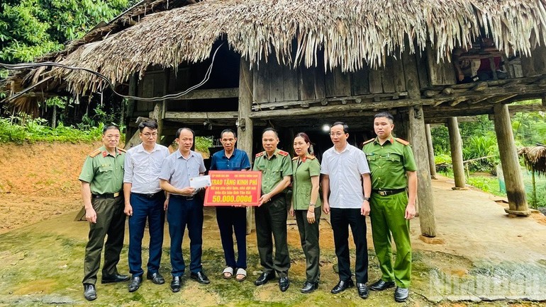 គ្រួសារជនជាតិភាគតិចនៅឃុំ Tan Huong ស្រុក Yen Binh បានទទួលជំនួយហិរញ្ញវត្ថុពីក្រុមហ៊ុន Hoa Sen Yen Bai Group ដើម្បីរុះរើផ្ទះដែលទ្រុឌទ្រោមរបស់ពួកគេ។ Một hộ đồng bào dân tộc thiểu số xã Tân Hương, huyện Yên Bình được Tập đoàn Hoa Sen Yên Bái hỗ trợ kinh phí xóa nhà dột nát.