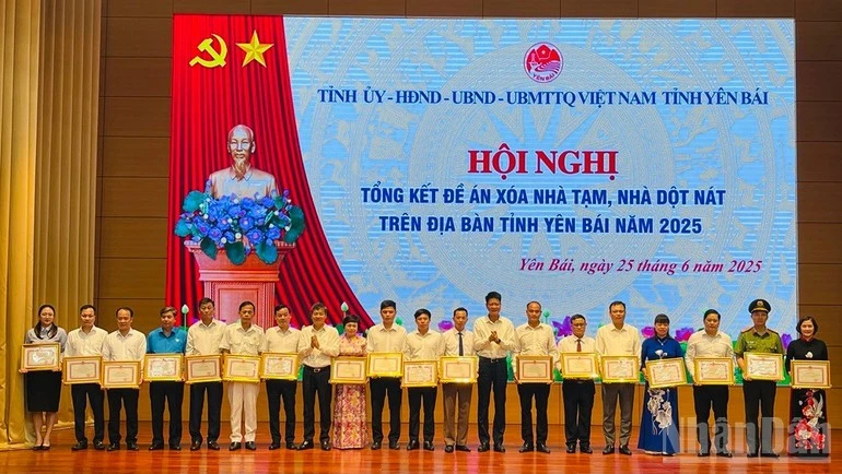 Lãnh đạo Ủy ban nhân dân tỉnh Yên Bái trao Bằng khen cho các tập thể.