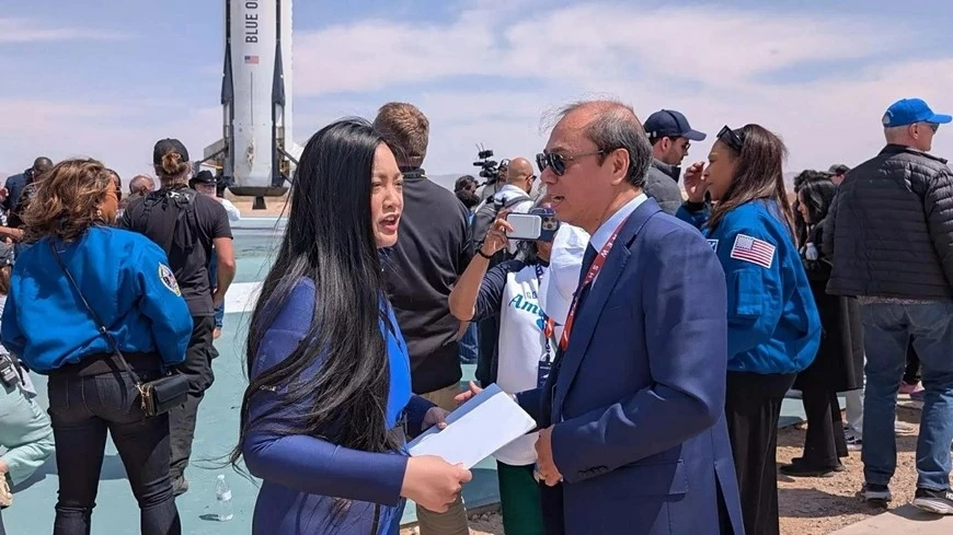 Đại sứ Nguyễn Quốc Dũng trao thư của Chủ tịch nước cho chị Amanda Nguyễn. Ảnh: Báo Thế giới và Việt Nam.