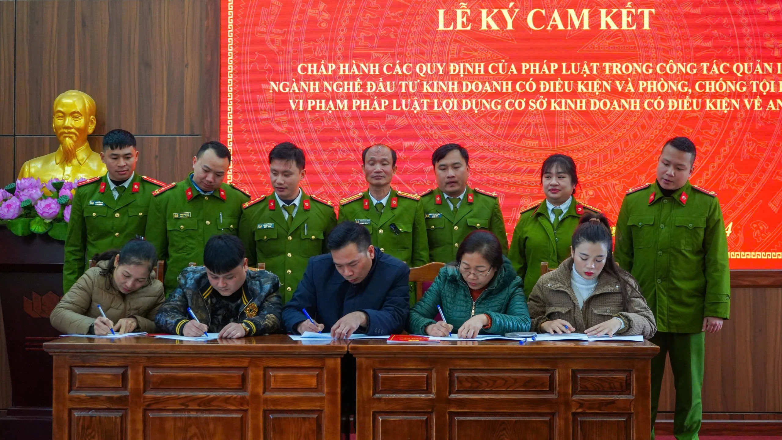 anh-5-cac-don-vi-ky-cam-ket-chap-hanh-phap-luat-nam-2025-3.jpg