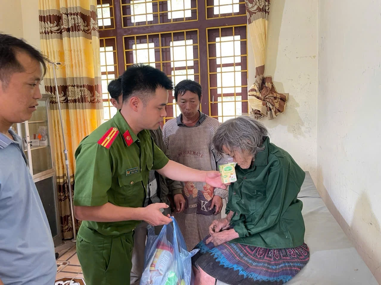 Cụ Dúng đã được đưa về trạm y tế xã Tả Ngài Chồ kiểm tra sức khỏe.jpg