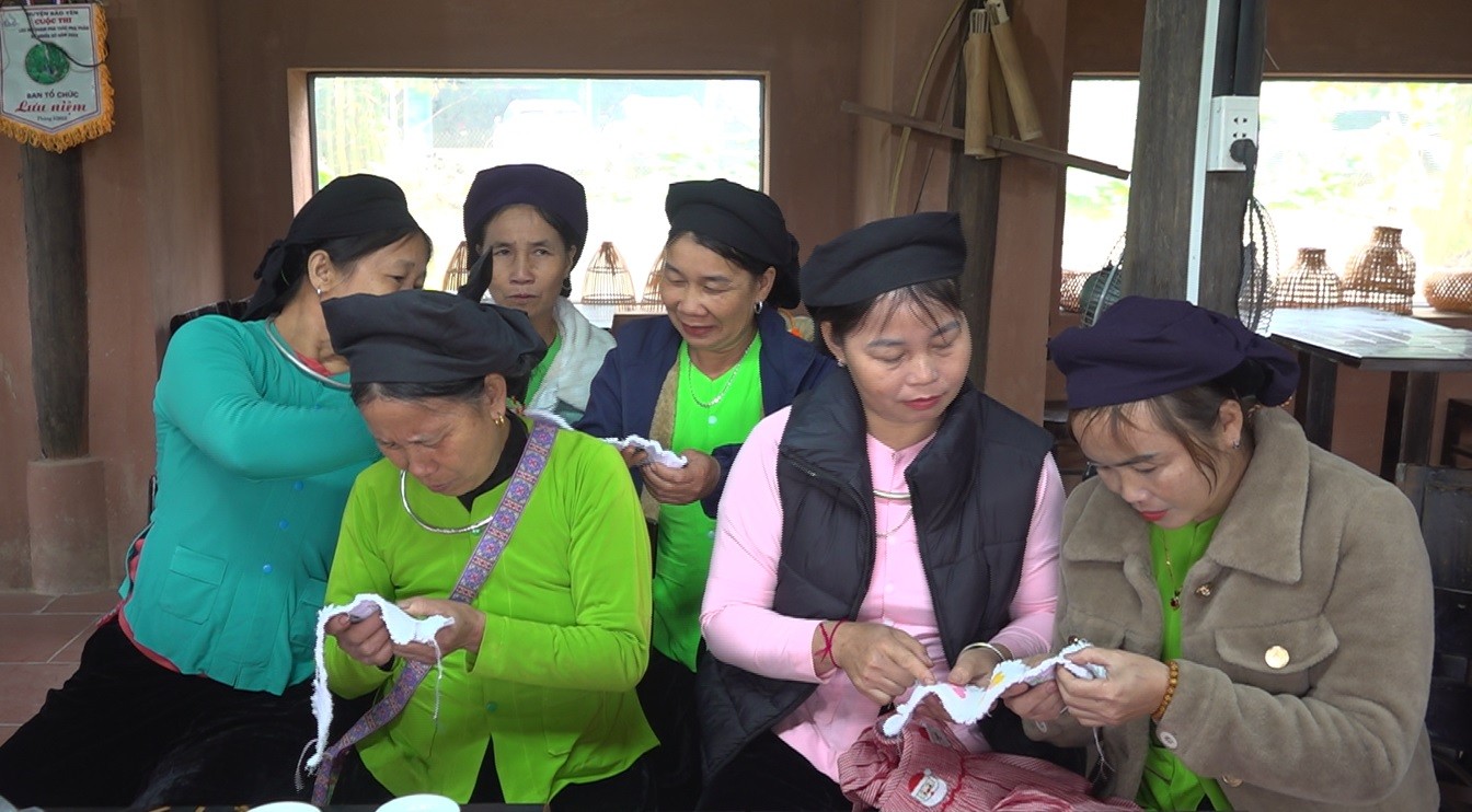 Phụ nữ Nghĩa Đô tìm hiểu sản phẩm thêu xuất khẩu của công ty. chi-em-phu-nuu-nghia-do-xem-truc-tiep-san-pham-theu-xuat-khau-cua-cong-ty.jpg