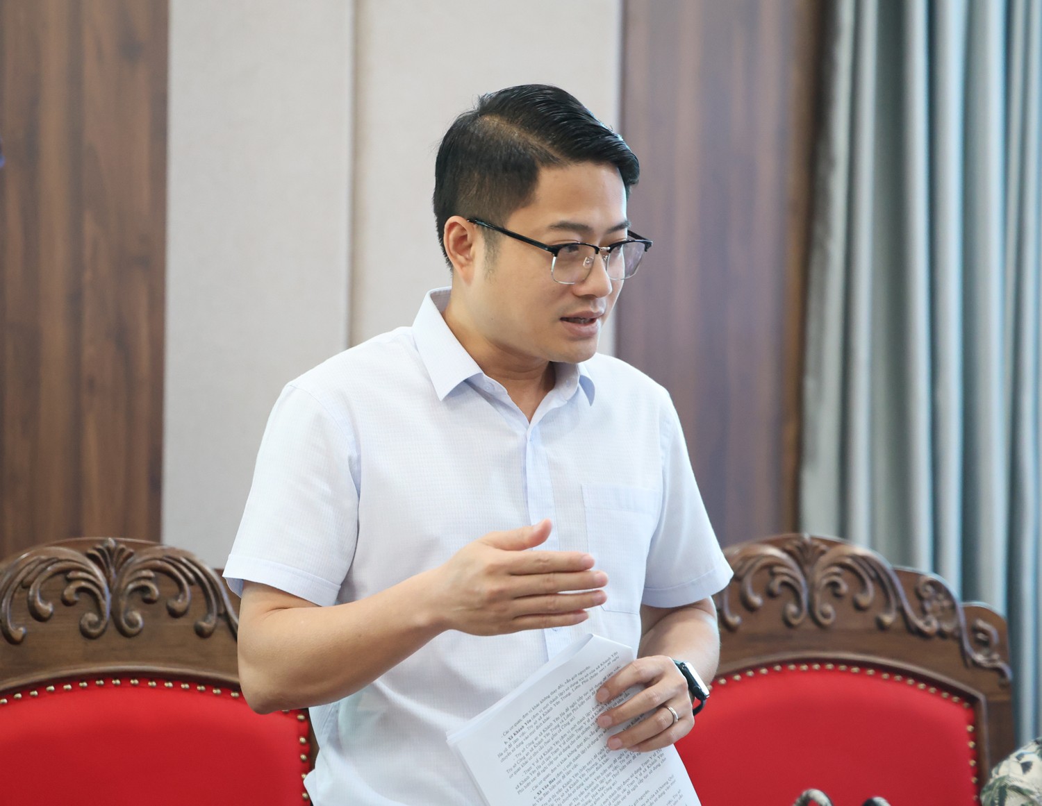 Đồng chí Ngô Hoài Linh, Chủ tịch UBND huyện Văn Bàn báo cáo kết quả triển khai đề án sắp xếp đơn vị hành chính cấp xã. 33.jpg