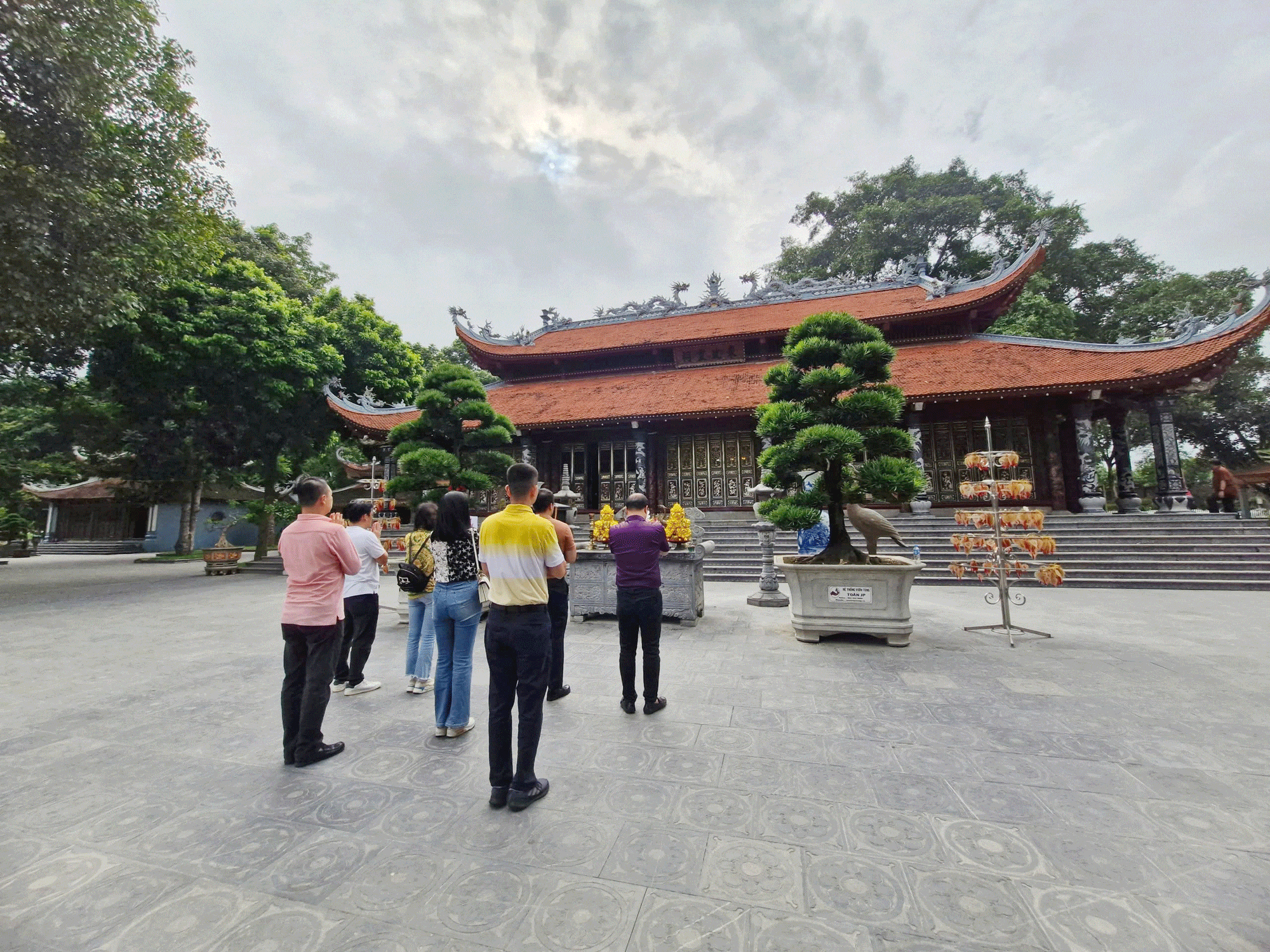Đền Mẫu Đông Cuông nằm sát cạnh bờ sông Hồng thuộc xã Đông Cuông, huyện Văn Yên (tỉnh Yên Bái). b6.gif