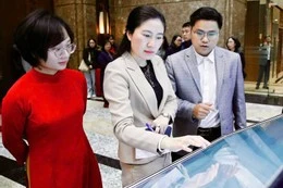 Người dùng trải nghiệm ứng dụng chuyển đổi số dùng chung cho ba cấp trong các cơ quan Đảng, chính quyền, đoàn thể. Ảnh: Mai Dung