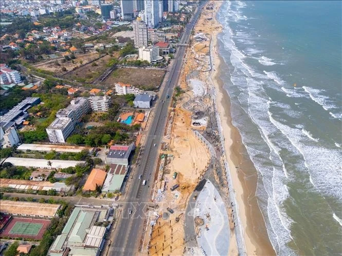 Dự án chỉnh trang trục đường Thùy Vân, thành phố Vũng Tàu khởi công ngày 28/10/2024, dự kiến hoàn thành trước ngày 27/4 để phục vụ dịp lễ 30/4 và 1/5 năm nay. Ảnh: Hoàng Nhị - TTXVN