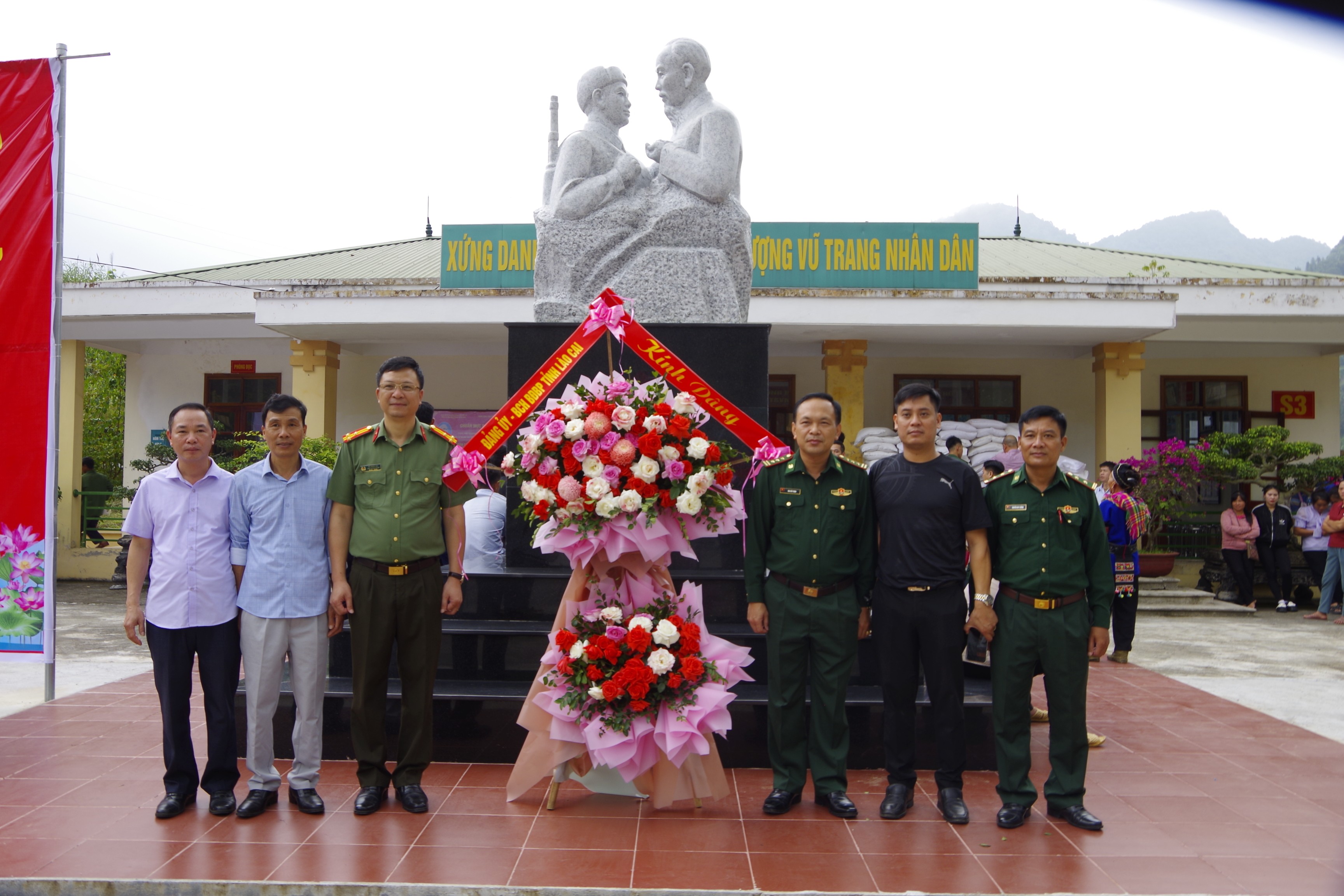 Các đại biểu dự lễ khánh thành tượng đài. 11-cac-dai-bieu-du-le-khanh-thanh-tuong-dai-2815.jpg