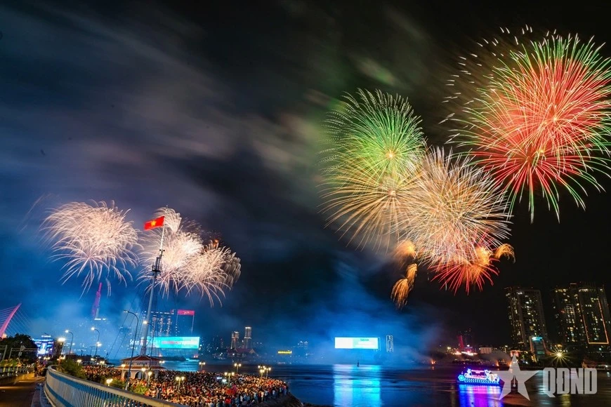 Từng đợt pháo hoa bung nở rực rỡ sáng cả bầu trời đêm khiến nhiều người dân vỡ hòa cảm xúc trong ngày kỷ niệm lịch sử 50 năm Ngày giải phóng miền Nam, thống nhất đất nước.