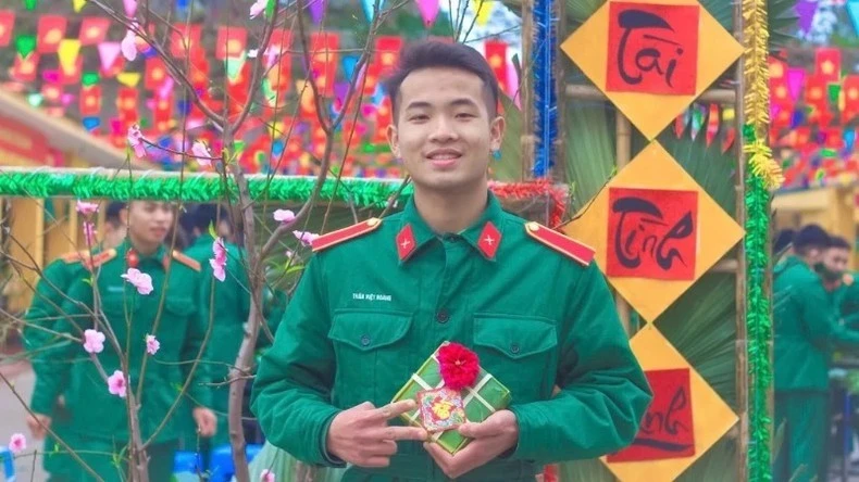 Tác giả Trần Việt Hoàng.