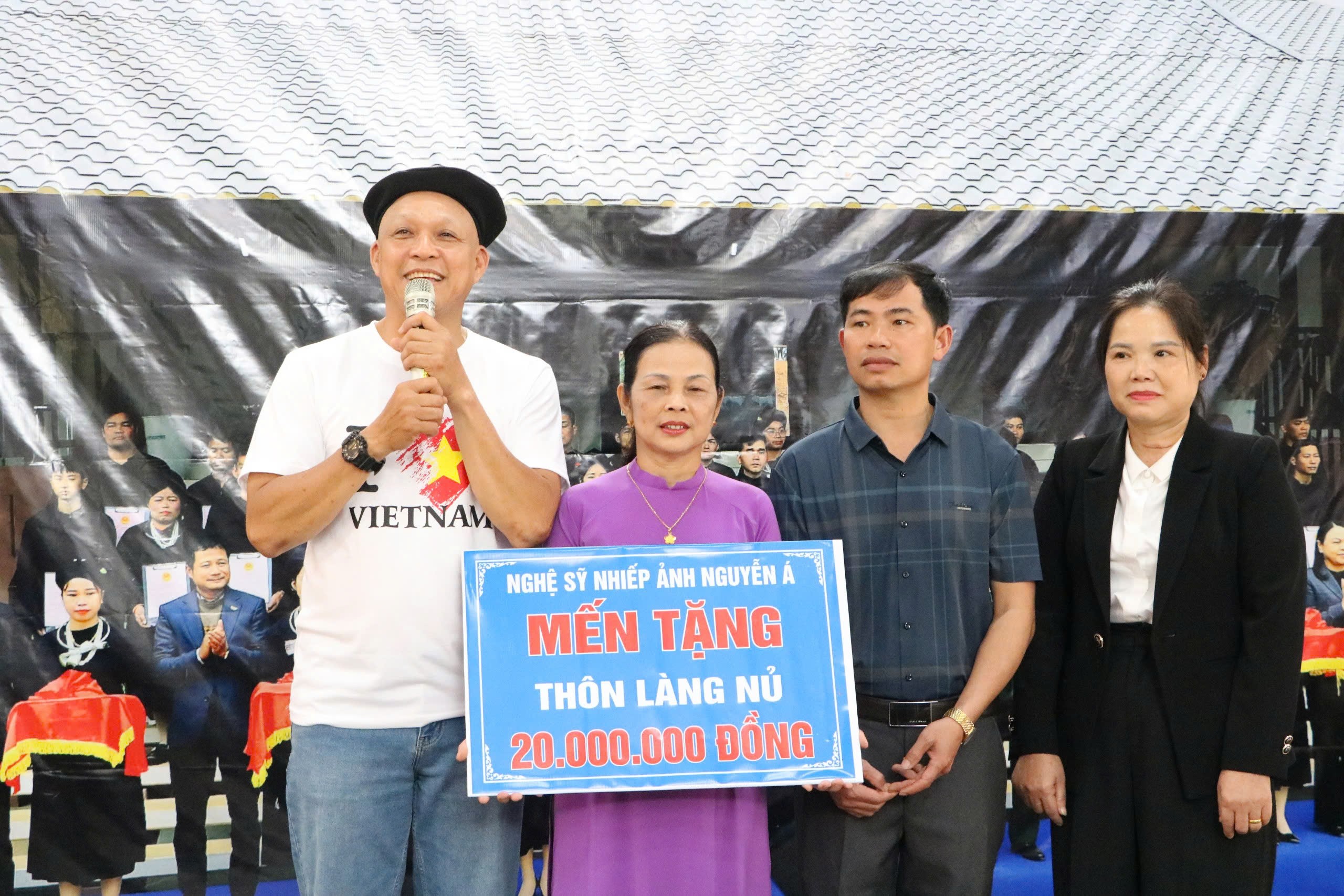Tặng quà cho cán bộ, Nhân dân thôn Làng Nủ. tang-qua-cho-nhan-dan-can-bo-thon-lang-nu.jpg