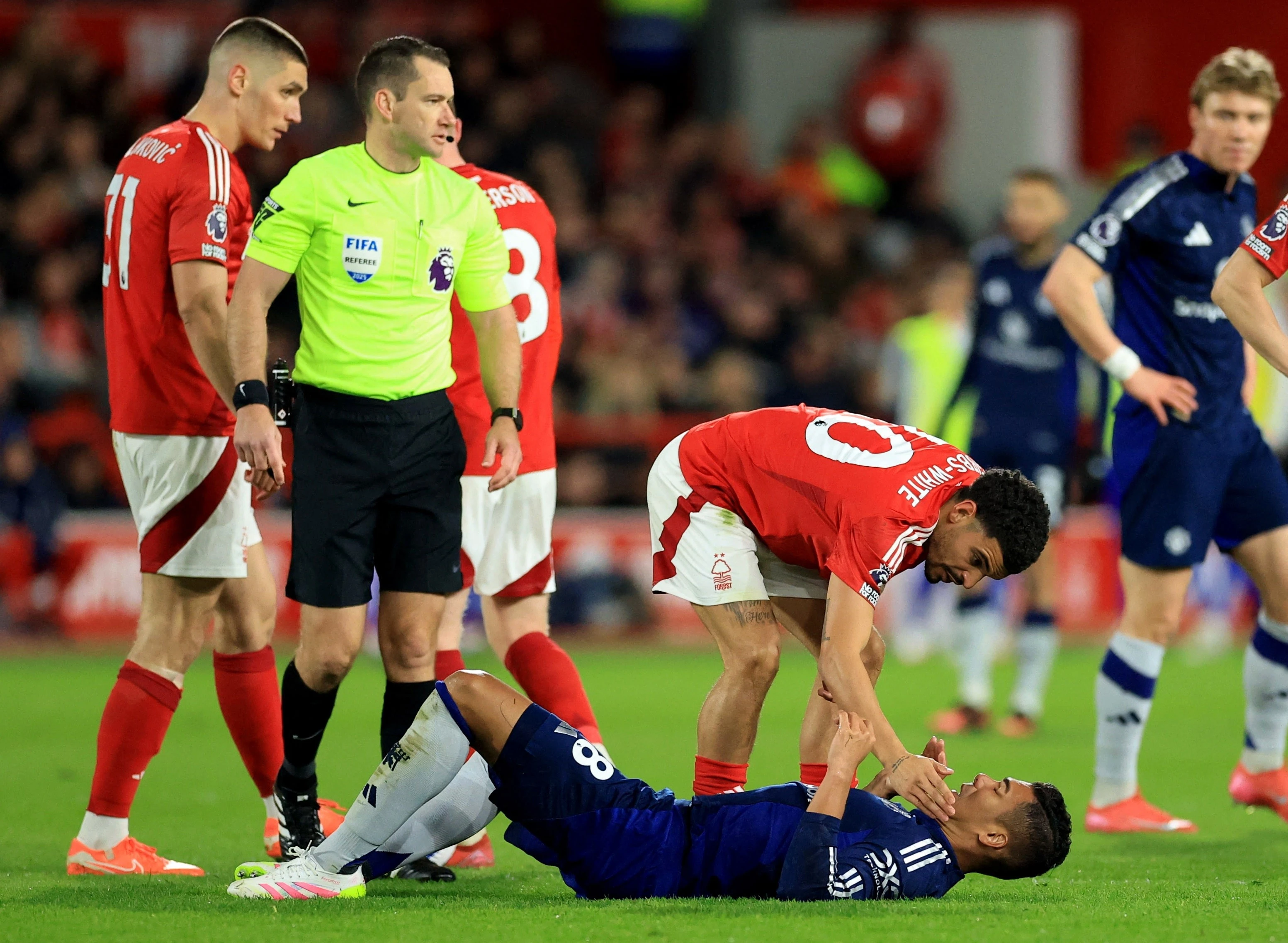 Lối chơi rắn của chủ nhà khiến MU bế tắc.