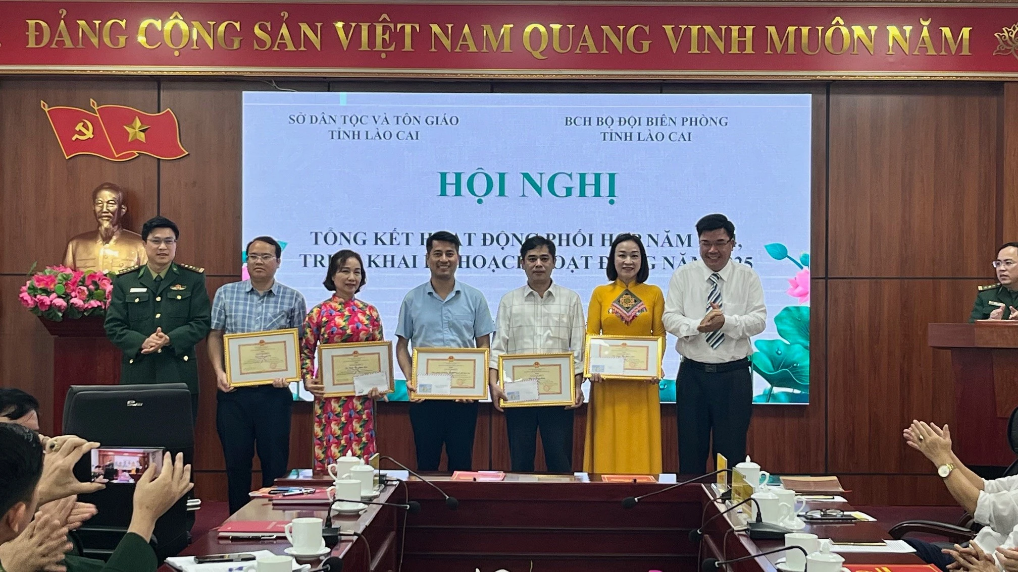 lanh-dao-02-co-quan-tang-giay-khen-cho-tap-the-va-ca-nhan-cua-so-dan-toc-va-ton-giao-tinh.jpg