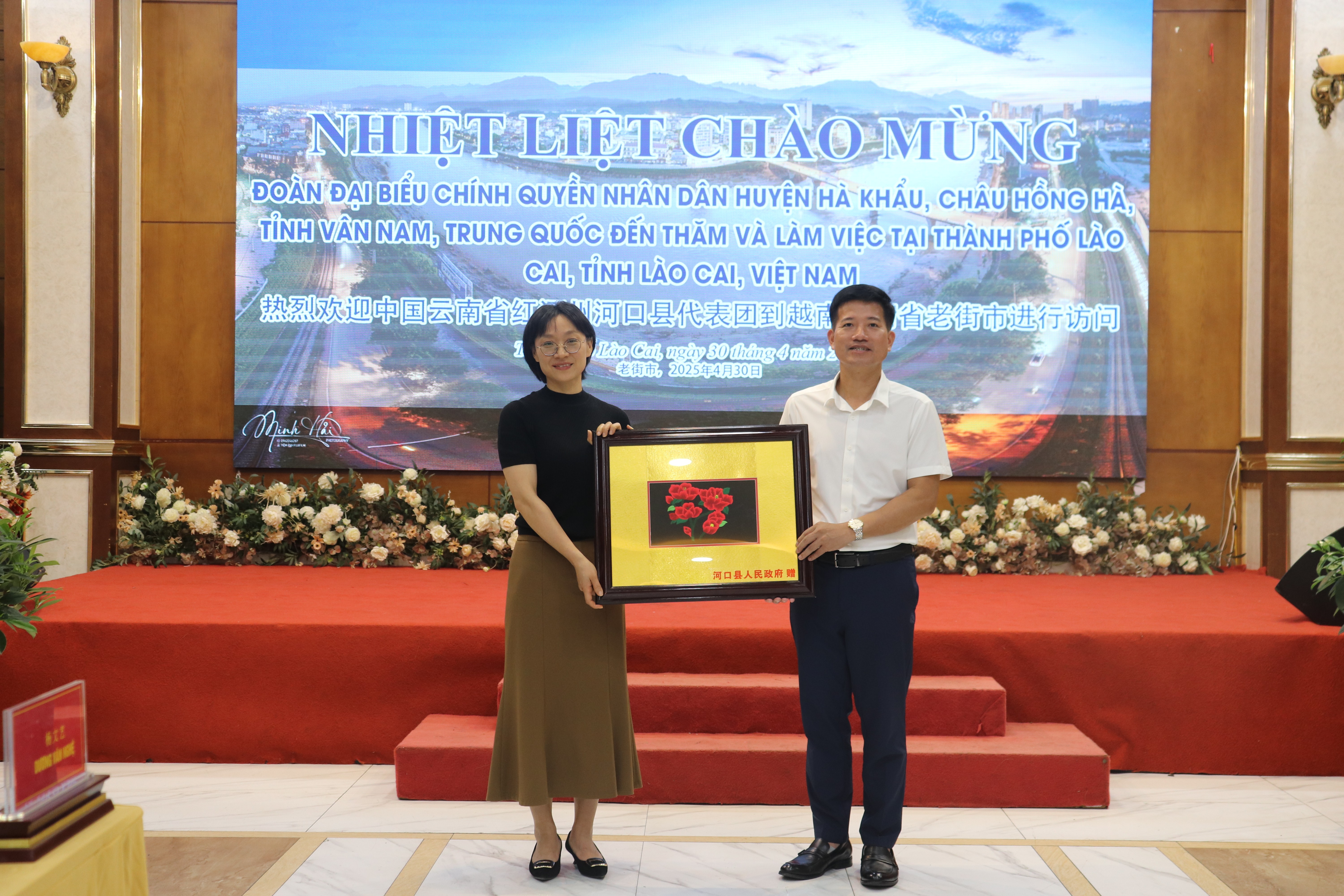 Đại diện đoàn đại biểu huyện Hà Khẩu tặng quà thành phố Lào Cai. img-1050.jpg
