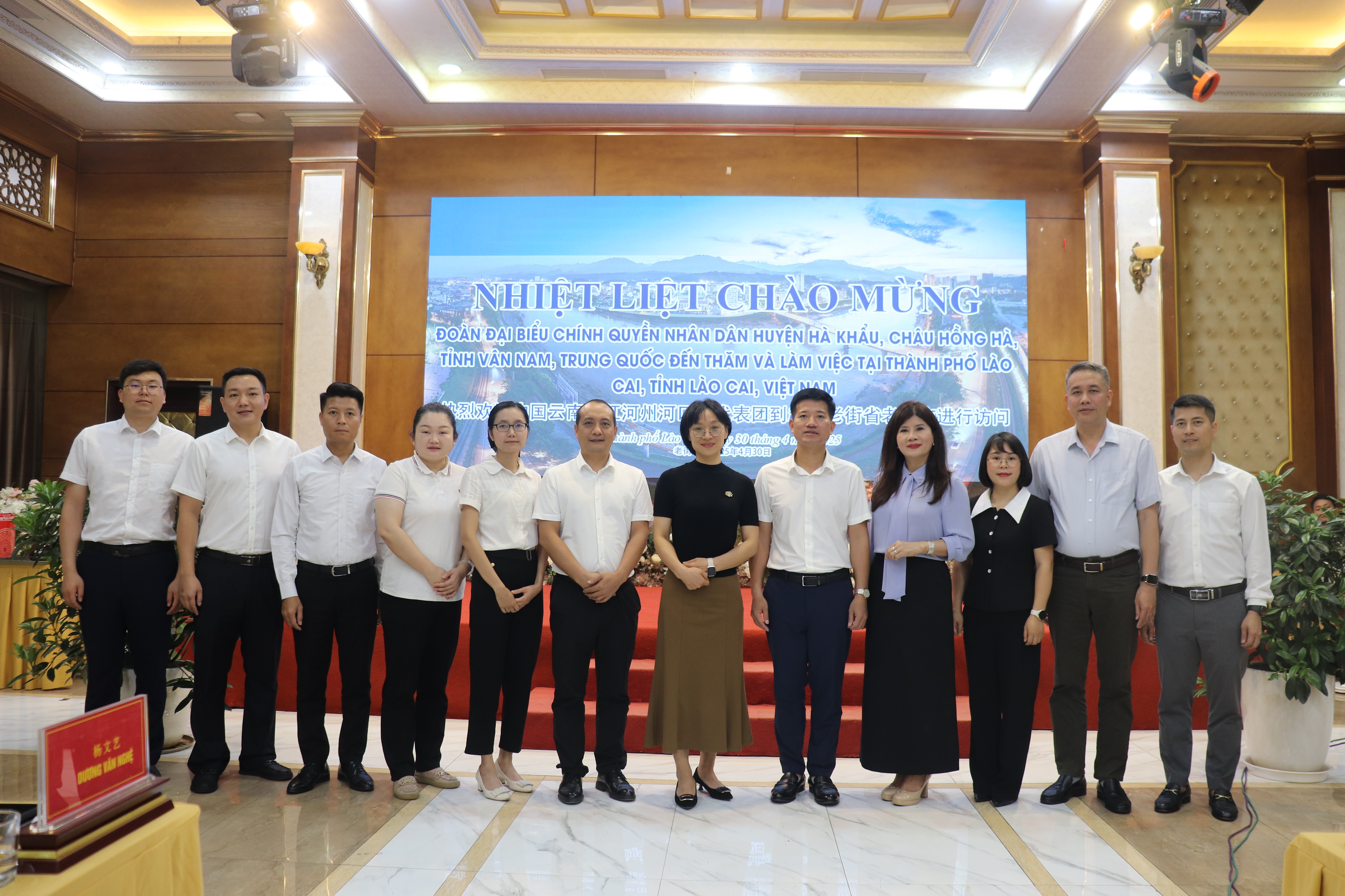 Các đại biểu chụp ảnh lưu niệm. img-1052.jpg