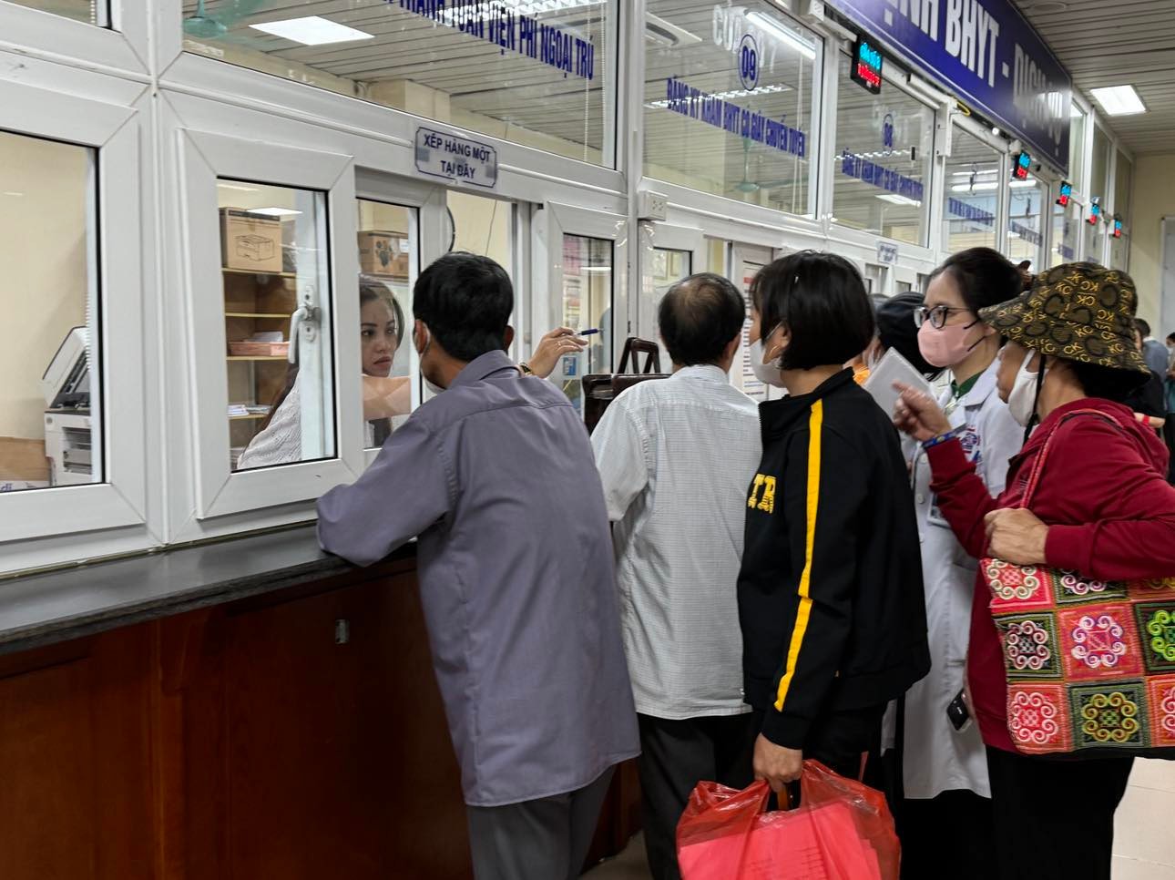 Người bệnh khám bệnh tại cơ sở y tế. Ảnh: Tạ Nguyên Người bệnh khám bệnh tại cơ sở y tế. Ảnh: Tạ Nguyên