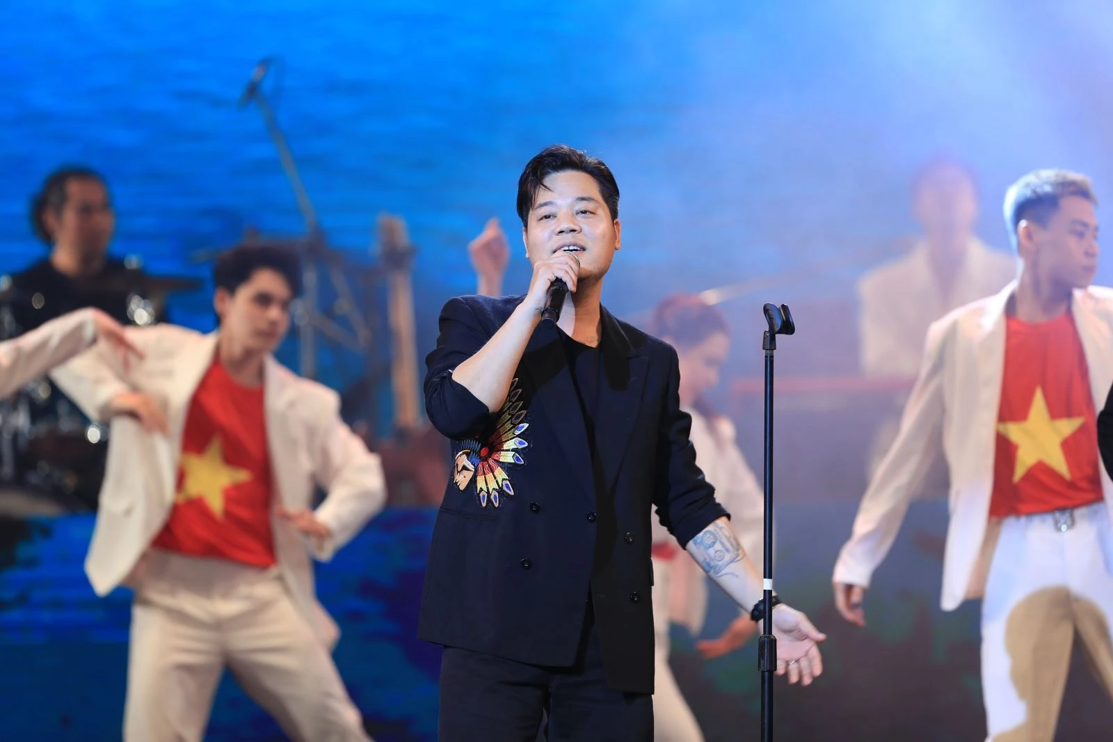 Ban nhạc Bức tường và ca sĩ Dương Trần Nghĩa biểu diễn mở màn chương trình.