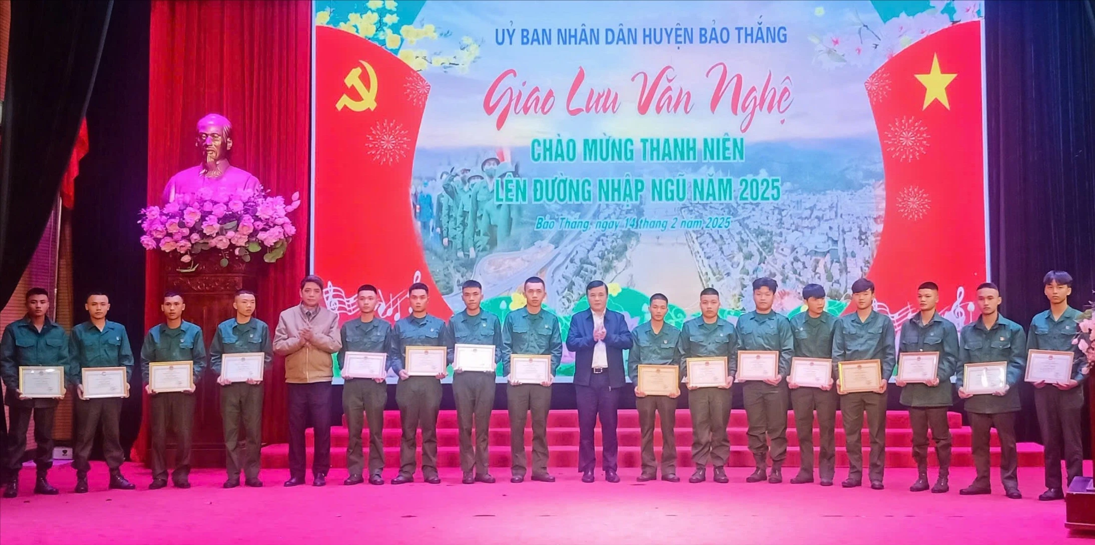 chu-tich-ubnd-huyen-tang-giay-khen-cho-cac-thanh-nien-viet-don-tinh-nguyen-len-duong-nhap-ngu.jpg