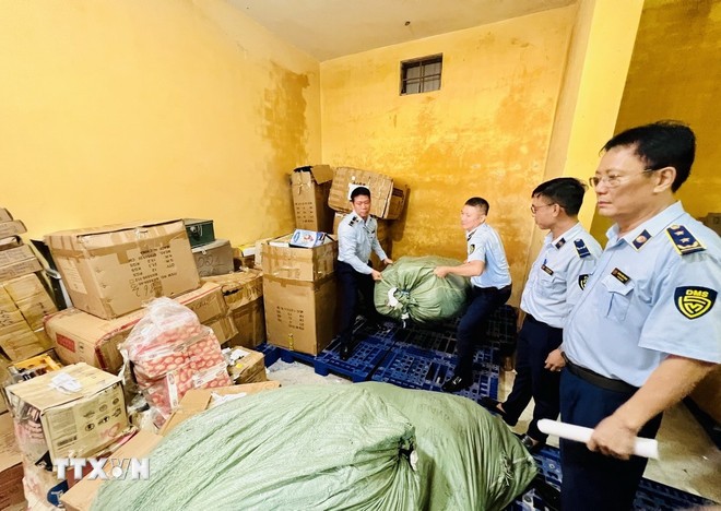 Lực lượng quản lý thị trường tỉnh Quảng Trị phát hiện nhiều lô hàng giả, gian lận thương mại. (Ảnh: Nguyên Linh/TTXVN) Lực lượng quản lý thị trường tỉnh Quảng Trị phát hiện nhiều lô hàng giả, gian lận thương mại. (Ảnh: Nguyên Linh/TTXVN)