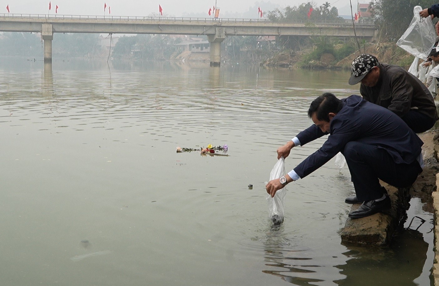 Đại biểu và người dân thả cá giống xuống sông Chảy. dai-bieu-va-nhan-dan-tha-ca-xuong-song-chay.jpg