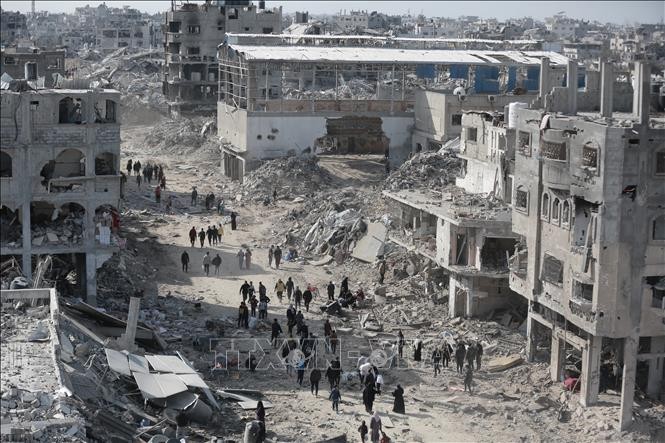 Người dân Palestine di chuyển trong thành phố đổ nát vì xung đột giữa Phong trào Hamas và Israel ở phía Bắc Dải Gaza. Ảnh: THX/TTXVN Người dân Palestine di chuyển trong thành phố đổ nát vì xung đột giữa Phong trào Hamas và Israel ở phía Bắc Dải Gaza. Ảnh: THX/TTXVN