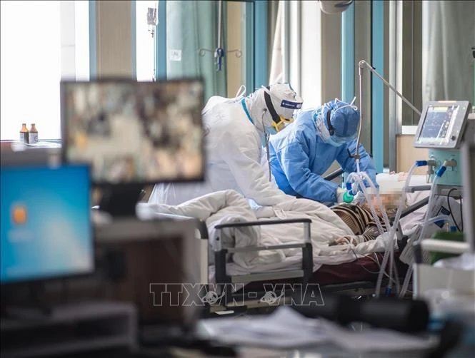 Nhân viên y tế điều trị cho bệnh nhân mắc COVID-19 tại bệnh viện ở Vũ Hán, Trung Quốc năm 2020. Ảnh tư liệu: THX/TTXVN