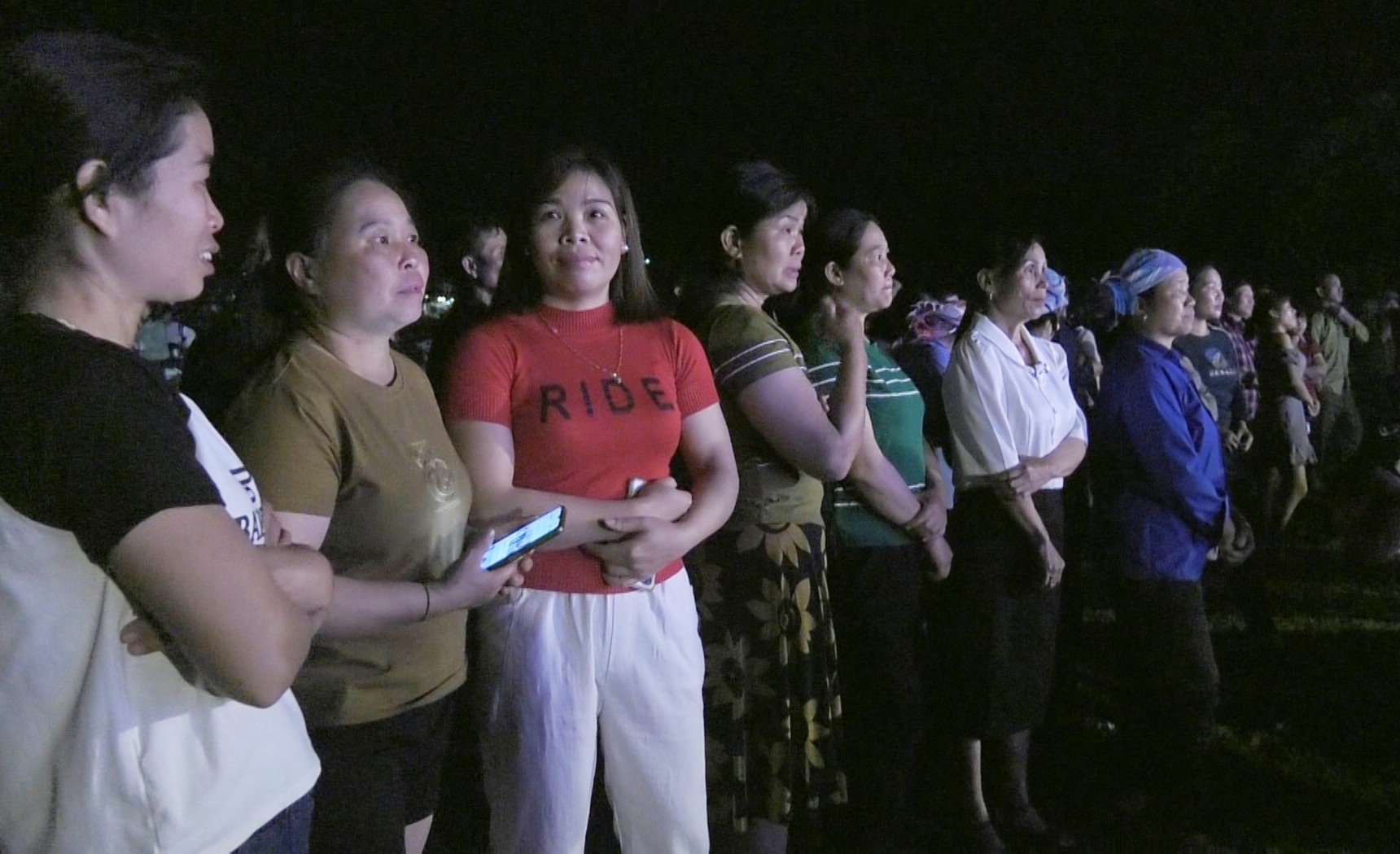 Chương trình thu hút đông đảo người dân địa phương. hat-2.jpg