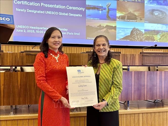 Trợ lý Tổng Giám đốc UNESCO phụ trách Khoa học tự nhiên Lidia Brito trao cho Đại sứ Nguyễn Thị Vân Anh, Trưởng Phái đoàn thường trực Việt Nam bên cạnh UNESCO, Bằng công nhận trao Công viên địa chất Lạng Sơn của Việt Nam là Công viên địa chất toàn cầu UNESCO. Trợ lý Tổng Giám đốc UNESCO phụ trách Khoa học tự nhiên Lidia Brito trao cho Đại sứ Nguyễn Thị Vân Anh, Trưởng Phái đoàn thường trực Việt Nam bên cạnh UNESCO, Bằng công nhận trao Công viên địa chất Lạng Sơn của Việt Nam là Công viên địa chất toàn cầu UNESCO.