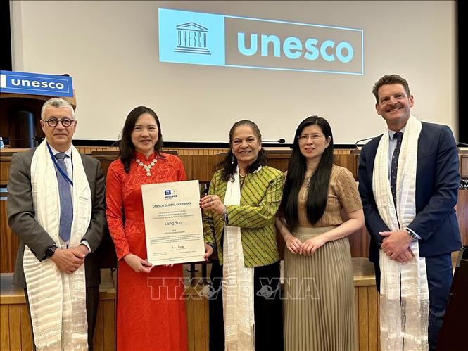 Đại điện Phái đoàn thường trực Việt Nam bên cạnh UNESCO chụp ảnh lưu niệm với lãnh đạo UNESCO trong buổi Lễ trao Bằng công nhận trao Công viên địa chất Lạng Sơn của Việt Nam là Công viên địa chất toàn cầu UNESCO. Đại điện Phái đoàn thường trực Việt Nam bên cạnh UNESCO chụp ảnh lưu niệm với lãnh đạo UNESCO trong buổi Lễ trao Bằng công nhận trao Công viên địa chất Lạng Sơn của Việt Nam là Công viên địa chất toàn cầu UNESCO.
