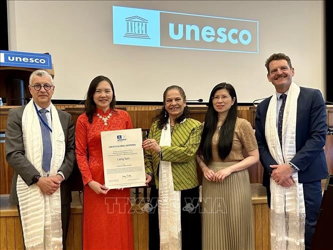 Đại điện Phái đoàn thường trực Việt Nam bên cạnh UNESCO chụp ảnh lưu niệm với lãnh đạo UNESCO trong buổi Lễ trao Bằng công nhận trao Công viên địa chất Lạng Sơn của Việt Nam là Công viên địa chất toàn cầu UNESCO.