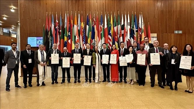 Đại diện các nước được nhận Bằng công nhận Công viên địa chất toàn cầu UNESCO chụp ảnh lưu niệm tại trụ sở UNESCO.