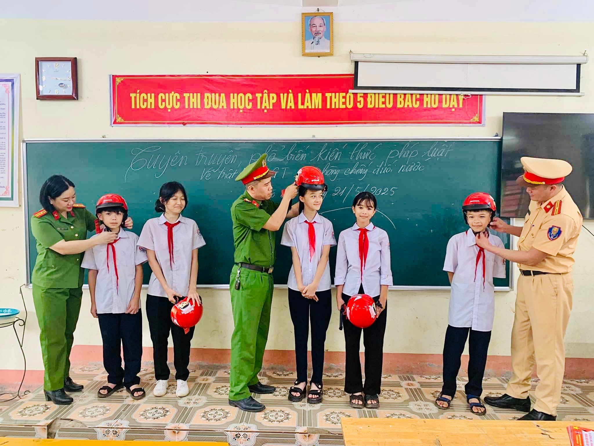 Hướng dẫn kỹ năng đội mũ bảo hiểm đúng quy cách cho học sinh. anh-4-huong-dan-ky-nang-doi-mu-bao-hiem-dung-quy-cach-cho-hoc-sinh-3.jpg