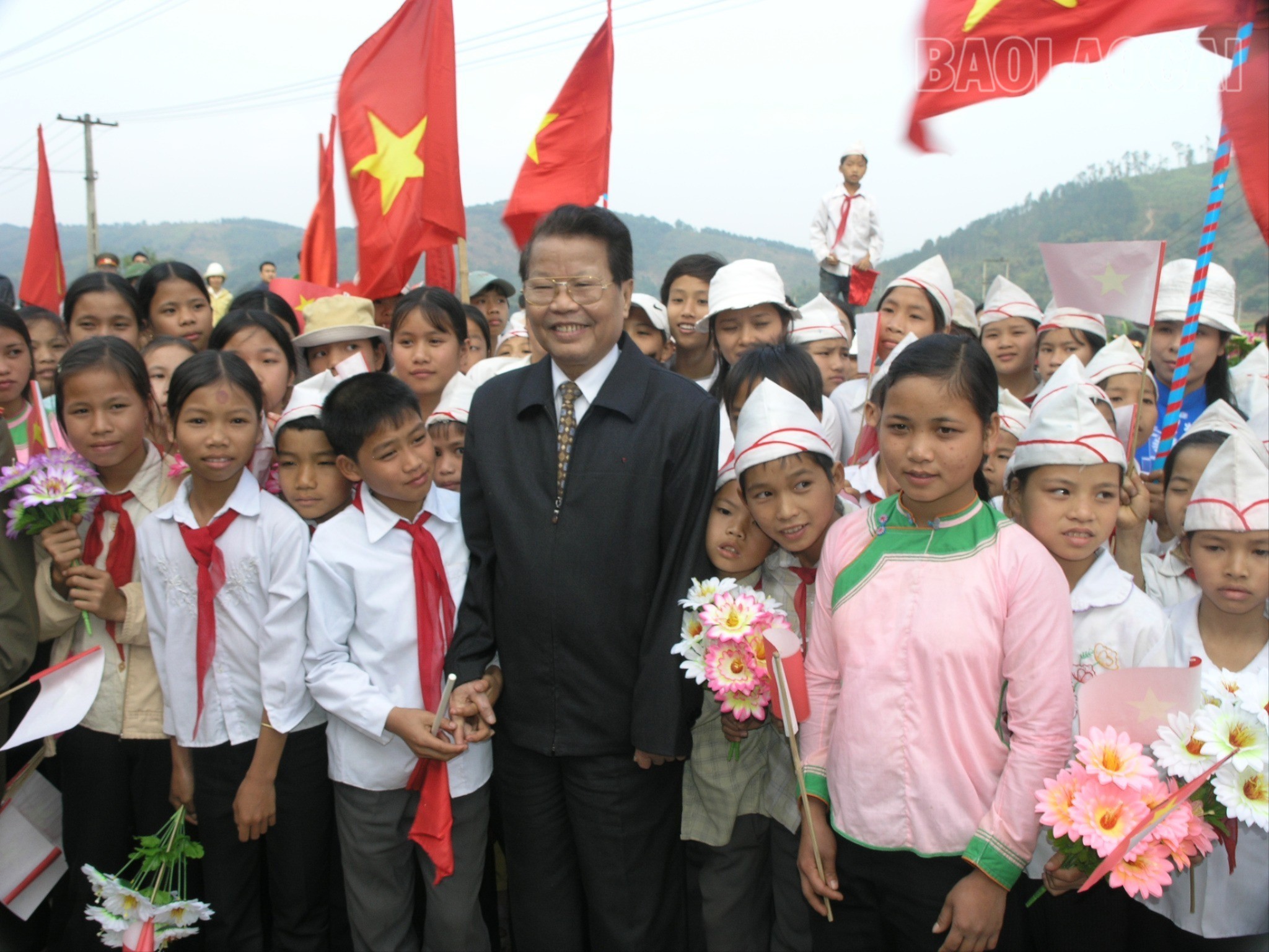 Chủ tịch nước Trần Đức Lương chụp ảnh lưu niệm với thiếu nhi xã Quang Kim, huyện Bát Xát. chu-tich-nuoc-chup-anh-cung-cac-chau-thieu-nhi-quang-kim-5486.jpg