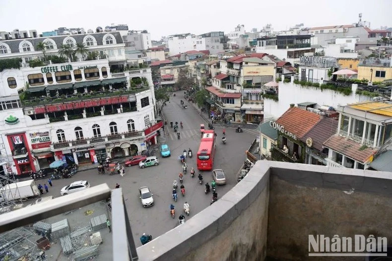 Ngắm dòng xe ngược xuôi dưới phố cổ từ trên tòa nhà. (Ảnh: Thế Dương)