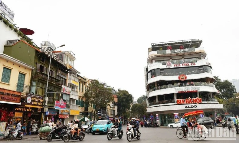 Quang cảnh tòa nhà nhìn từ phía chính diện. (Ảnh: Thế Dương)