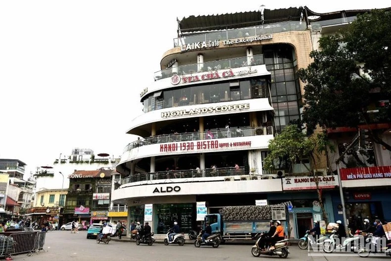 Tòa nhà nhìn bên hiên phía Hồ. (Ảnh: Thế Dương)