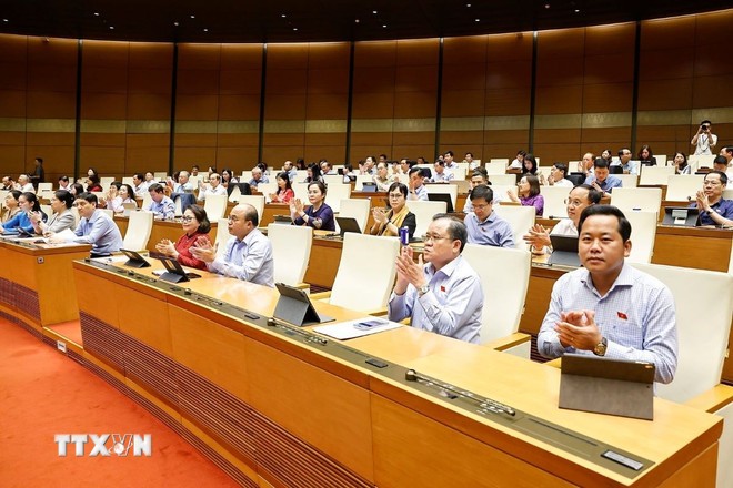Đại biểu Quốc hội tán thành việc thông qua luật và các nghị quyết chiều 26/6. Đại biểu Quốc hội tán thành việc thông qua luật và các nghị quyết chiều 26/6.