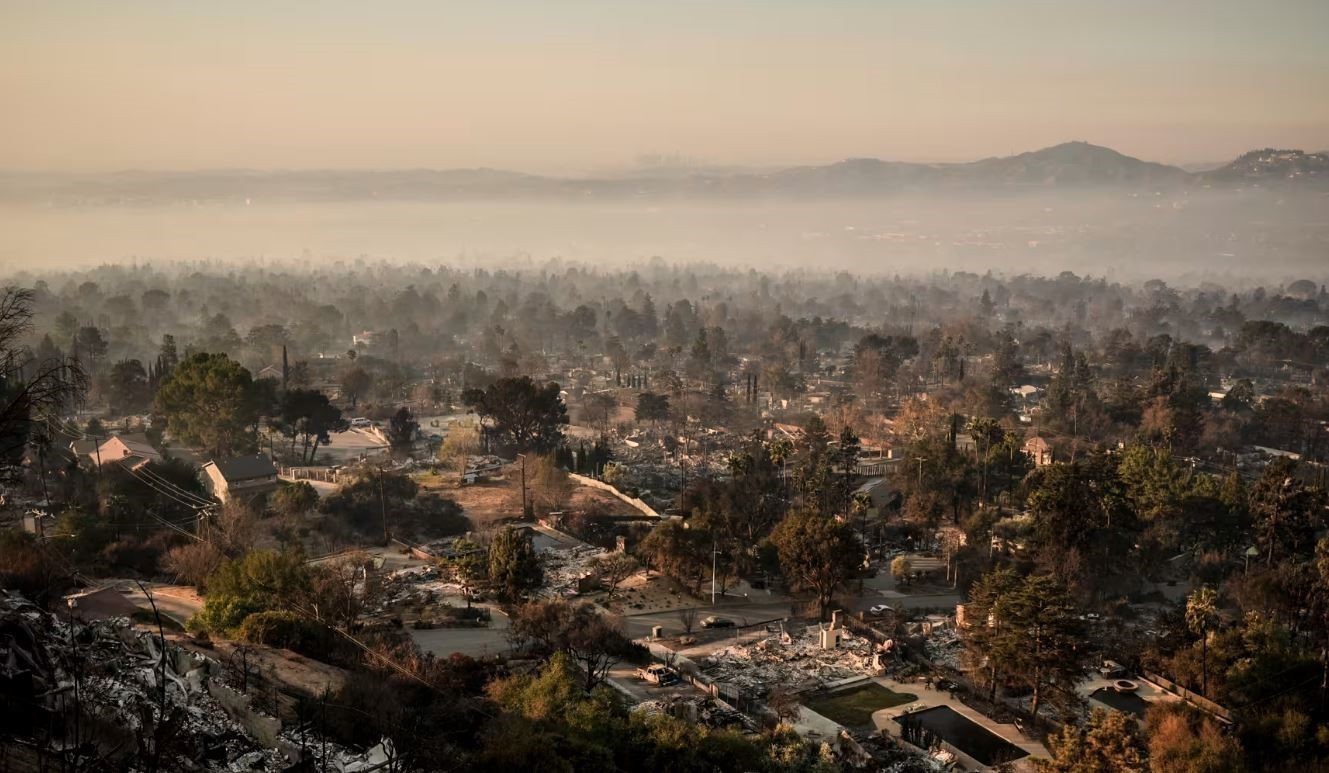 Cảnh tàn phá do cháy rừng tại Altadena, California, Mỹ. Ảnh: AP/TTXVN Cảnh tàn phá do cháy rừng tại Altadena, California, Mỹ. Ảnh: AP/TTXVN