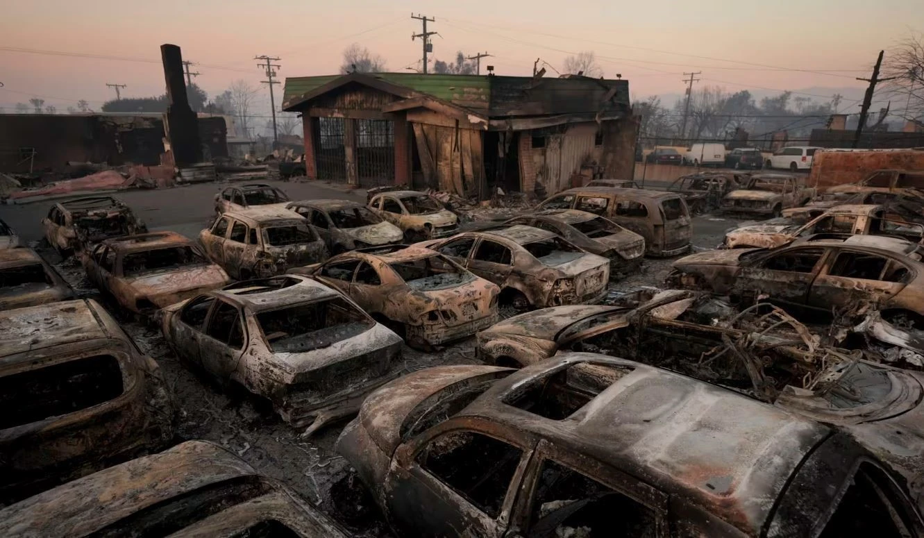 Cảnh tàn phá do cháy rừng tại Los Angeles, California, Mỹ. Ảnh: AP/TTXVN