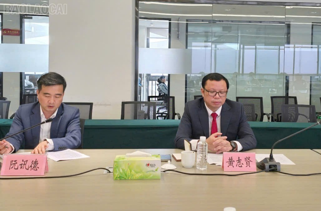 Ông Hoàng Chí Hiền (bên phải), Giám đốc Sở Công Thương tỉnh Lào Cai phát biểu tại buổi hội đàm. baolaocai-tl_q1.jpg