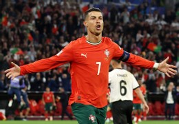 Ở tuổi 40, Ronaldo vẫn ghi bàn đều đặn - Ảnh: UEFA gsoiucuwiaathku-23231.jpg