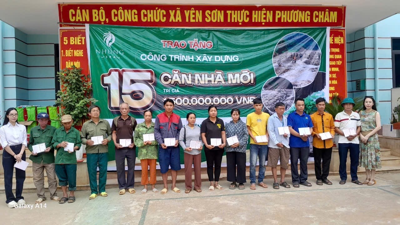 trao-so-tiet-kiem-cho-cac-ho-dan-xa-yen-son-xay-dung-nha-o-9514.jpg