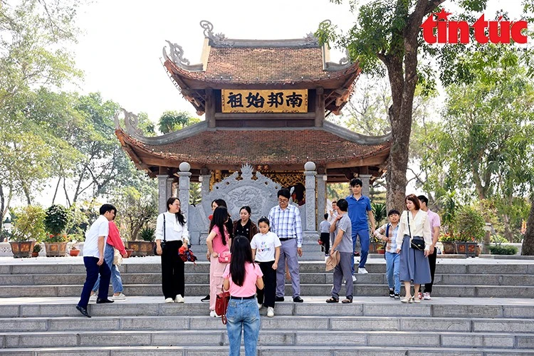 Du khách tham quan Lăng Kinh Dương Vương.